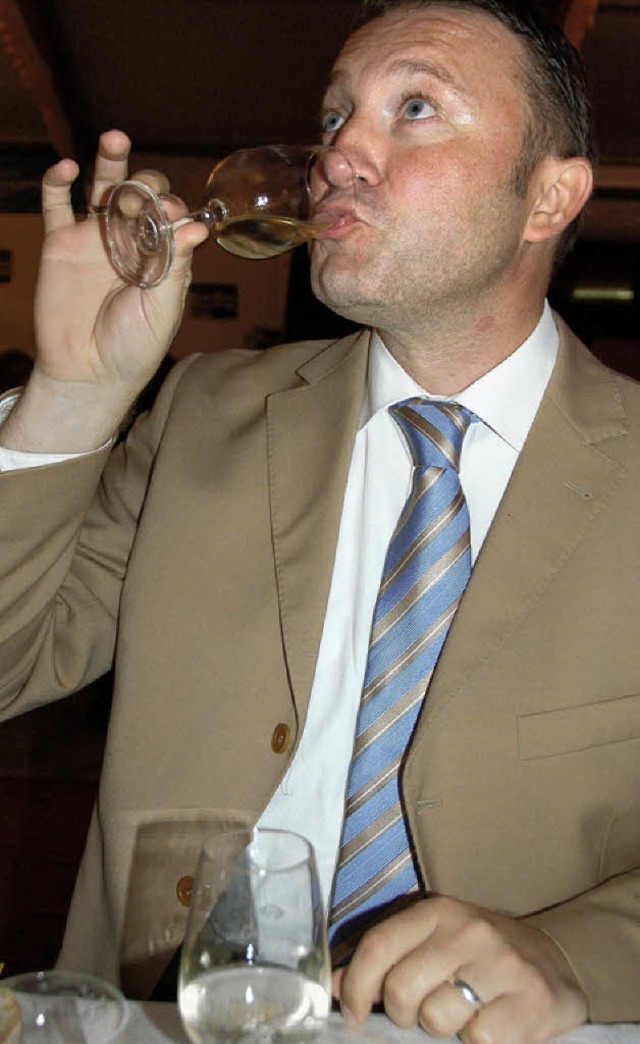 Sommelier Reinhard Danner geniet und schweigt nicht.   | Foto: Umiger