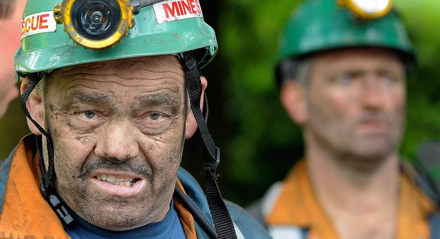 Die Anstrengungen steht den Rettungsmannschaften ins Gesicht geschrieben   | Foto: AFP