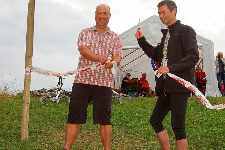Bürgermeister Christian Mauch und Wolfgang Dornfeld durchschnitten das Band und gaben die Strecke frei. (Foto: Juliane Kühnemund) Bürgermeister Christian Mauch und Wolfgang Dornfeld durchschnitten das Band und gaben die Strecke frei. (Foto: Juliane Kühnemund)