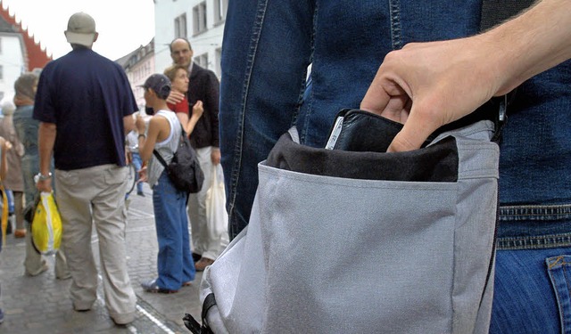 Taschen sollten gut verschlossen sein,...Zugang zum Geldbeutel erschwert wird.   | Foto: Ingo Schneider