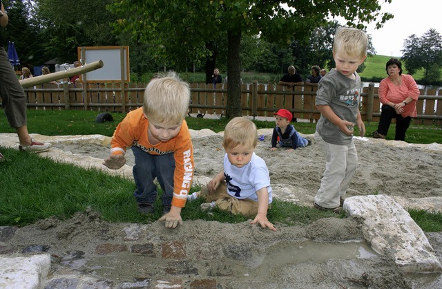 Der neue Spielplatz beim Badweiher in ...lten sich vor allem die Kleinen wohl.   | Foto: michael saurer