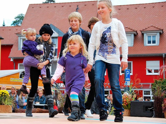 Im Rahmen des verkaufsoffenen Sonntags...e Modenschau auf dem Marktplatz statt.  | Foto: Benjamin Bohn