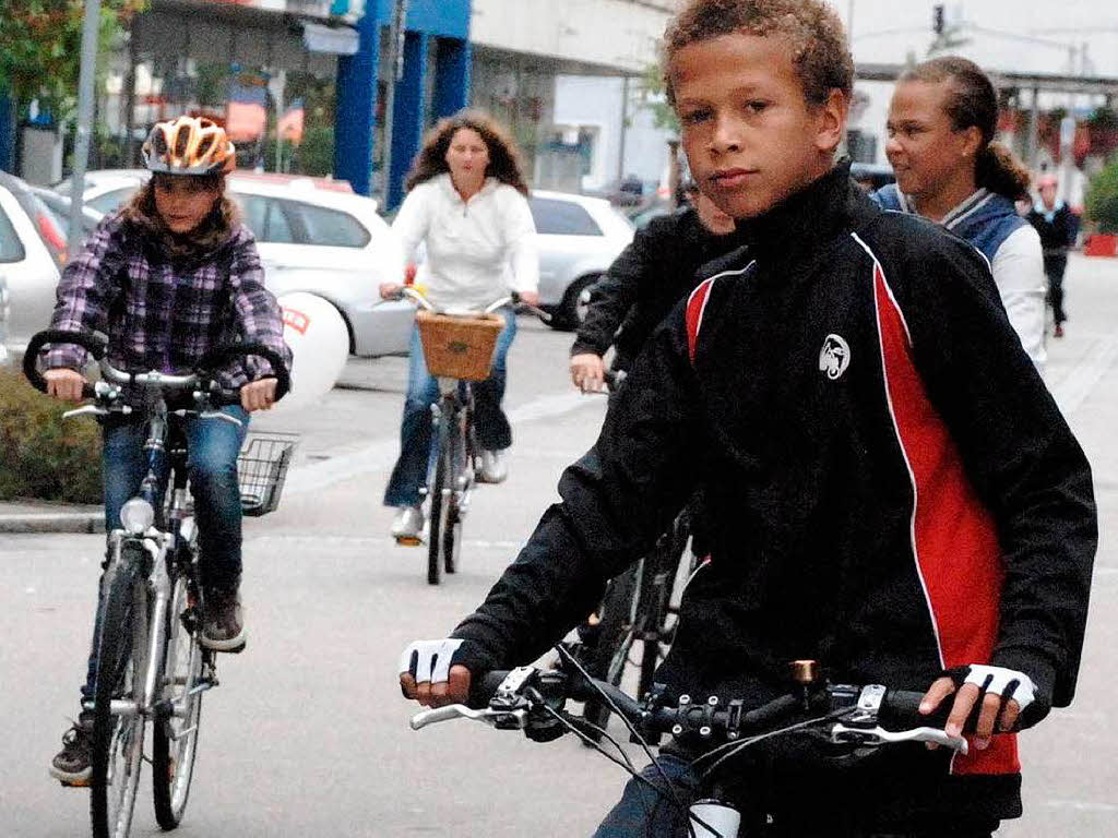 Niemand ließ sich die gute Laune vom Wetter verderben. Fröhliche Radfahrer traf man auf der Strecke und bei den Festen. Niemand ließ sich die gute Laune vom Wetter verderben. Fröhliche Radfahrer traf man auf der Strecke und bei den Festen.