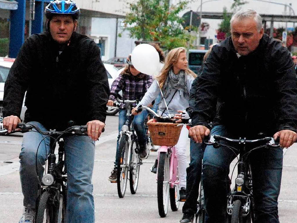 Niemand ließ sich die gute Laune vom Wetter verderben. Fröhliche Radfahrer traf man auf der Strecke und bei den Festen. Niemand ließ sich die gute Laune vom Wetter verderben. Fröhliche Radfahrer traf man auf der Strecke und bei den Festen.