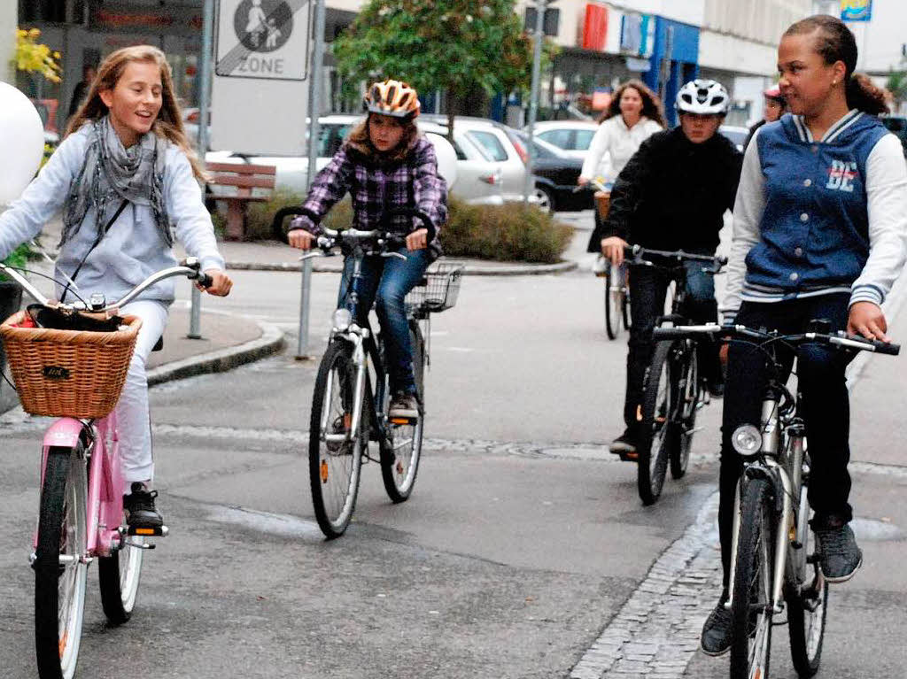 Niemand ließ sich die gute Laune vom Wetter verderben. Fröhliche Radfahrer traf man auf der Strecke und bei den Festen. Niemand ließ sich die gute Laune vom Wetter verderben. Fröhliche Radfahrer traf man auf der Strecke und bei den Festen.