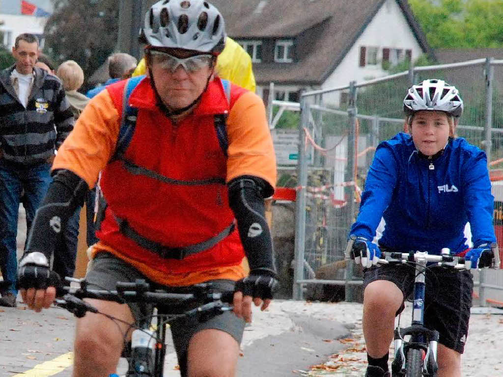 Niemand ließ sich die gute Laune vom Wetter verderben. Fröhliche Radfahrer traf man auf der Strecke und bei den Festen. Niemand ließ sich die gute Laune vom Wetter verderben. Fröhliche Radfahrer traf man auf der Strecke und bei den Festen.
