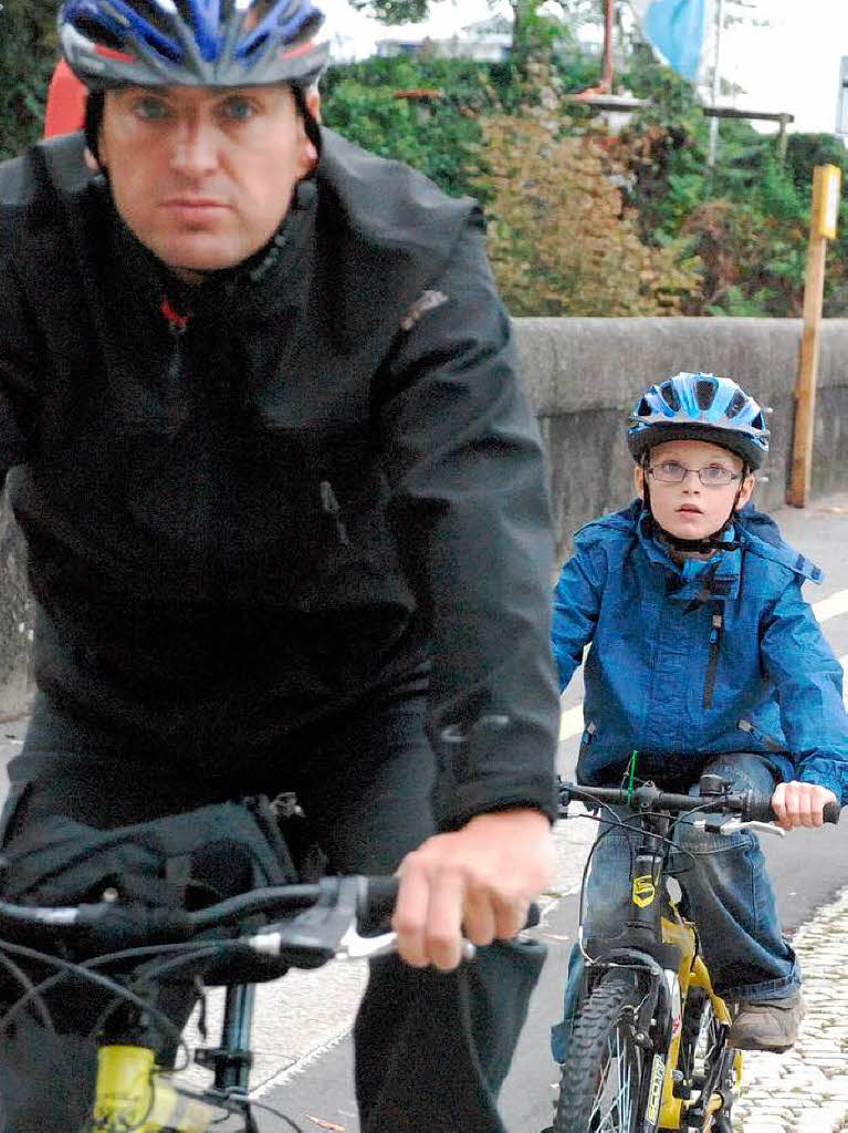 Niemand ließ sich die gute Laune vom Wetter verderben. Fröhliche Radfahrer traf man auf der Strecke und bei den Festen. Niemand ließ sich die gute Laune vom Wetter verderben. Fröhliche Radfahrer traf man auf der Strecke und bei den Festen.
