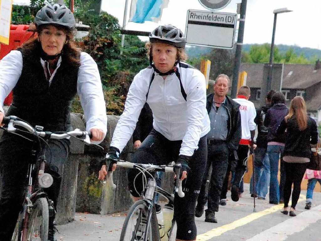 Niemand ließ sich die gute Laune vom Wetter verderben. Fröhliche Radfahrer traf man auf der Strecke und bei den Festen. Niemand ließ sich die gute Laune vom Wetter verderben. Fröhliche Radfahrer traf man auf der Strecke und bei den Festen.