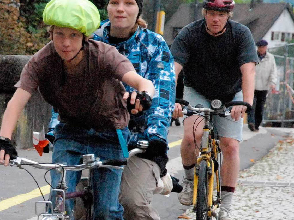 Niemand ließ sich die gute Laune vom Wetter verderben. Fröhliche Radfahrer traf man auf der Strecke und bei den Festen. Niemand ließ sich die gute Laune vom Wetter verderben. Fröhliche Radfahrer traf man auf der Strecke und bei den Festen.
