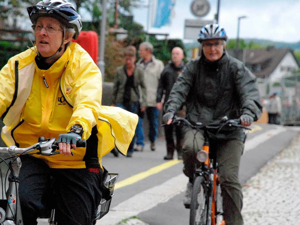 Niemand ließ sich die gute Laune vom Wetter verderben. Fröhliche Radfahrer traf man auf der Strecke und bei den Festen. Niemand ließ sich die gute Laune vom Wetter verderben. Fröhliche Radfahrer traf man auf der Strecke und bei den Festen.