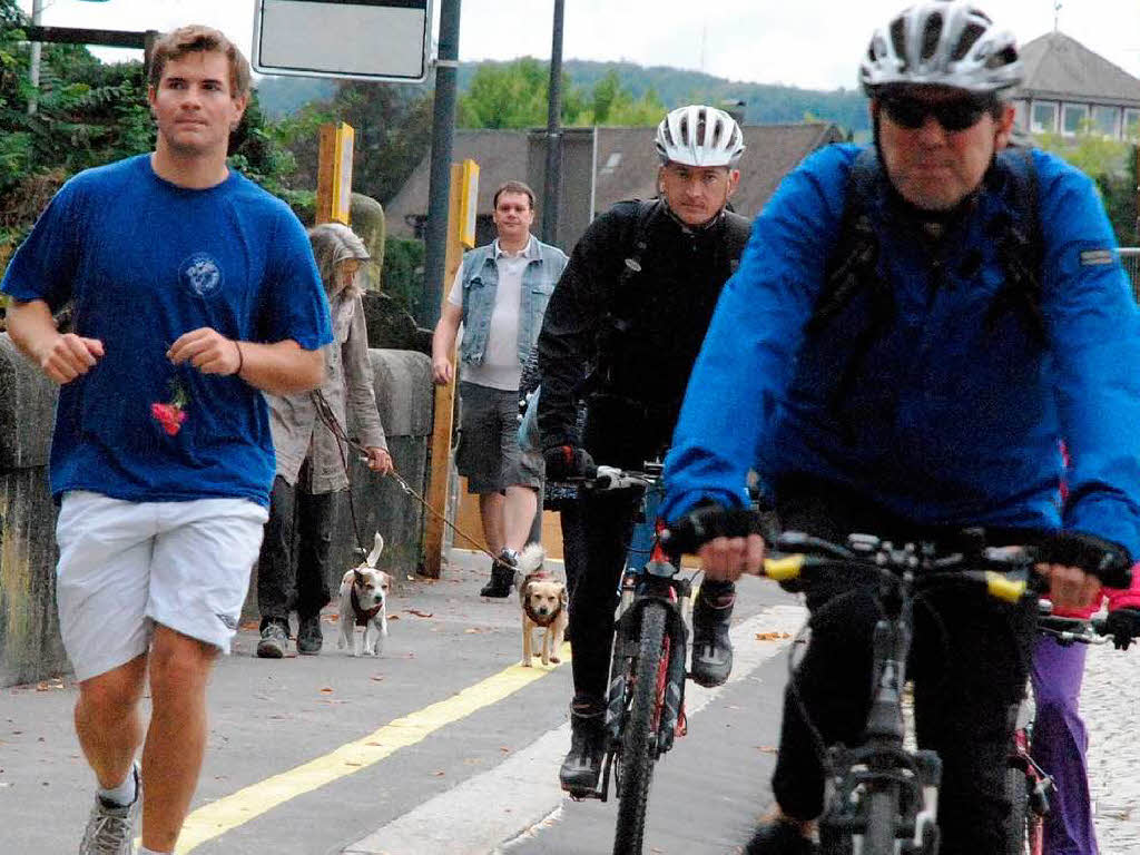 Niemand ließ sich die gute Laune vom Wetter verderben. Fröhliche Radfahrer traf man auf der Strecke und bei den Festen. Niemand ließ sich die gute Laune vom Wetter verderben. Fröhliche Radfahrer traf man auf der Strecke und bei den Festen.