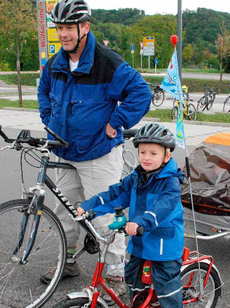Niemand ließ sich die gute Laune vom Wetter verderben. Fröhliche Radfahrer traf man auf der Strecke und bei den Festen. Niemand ließ sich die gute Laune vom Wetter verderben. Fröhliche Radfahrer traf man auf der Strecke und bei den Festen.