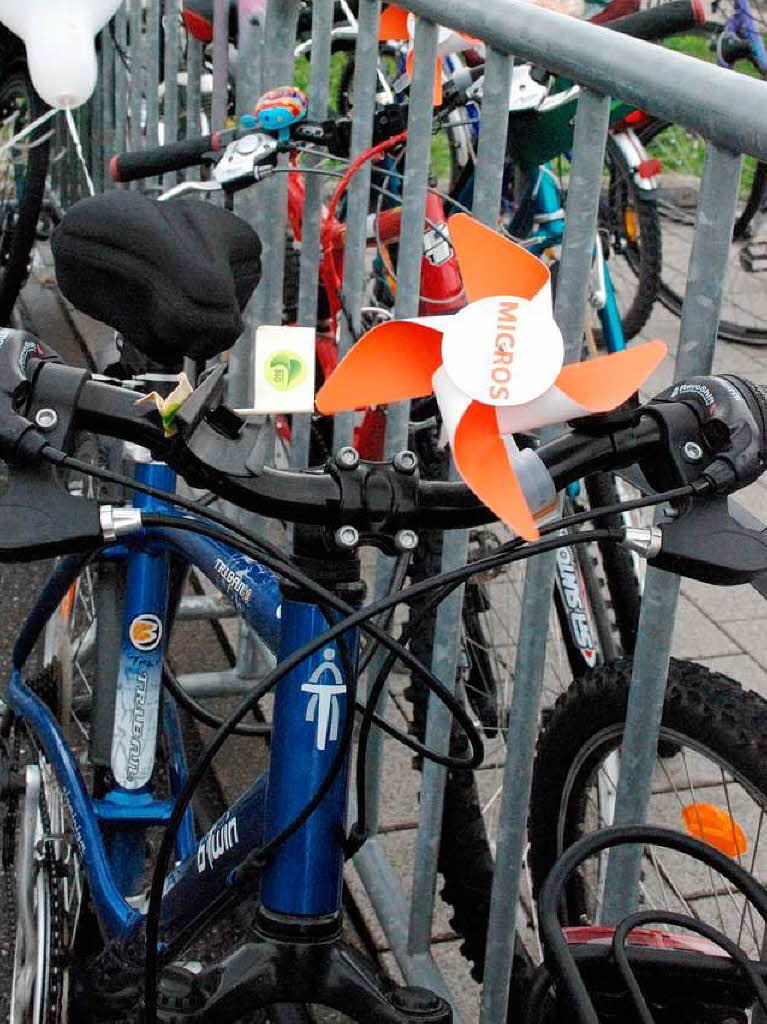 Niemand ließ sich die gute Laune vom Wetter verderben. Fröhliche Radfahrer traf man auf der Strecke und bei den Festen. Niemand ließ sich die gute Laune vom Wetter verderben. Fröhliche Radfahrer traf man auf der Strecke und bei den Festen.