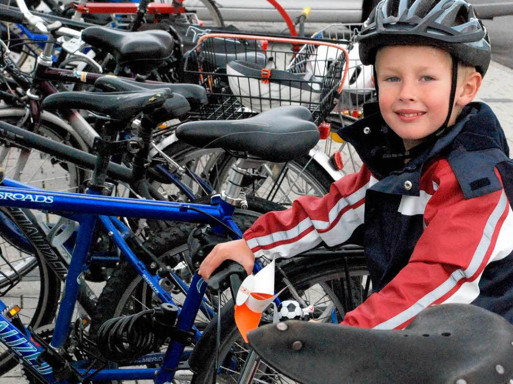 Niemand ließ sich die gute Laune vom Wetter verderben. Fröhliche Radfahrer traf man auf der Strecke und bei den Festen. Niemand ließ sich die gute Laune vom Wetter verderben. Fröhliche Radfahrer traf man auf der Strecke und bei den Festen.