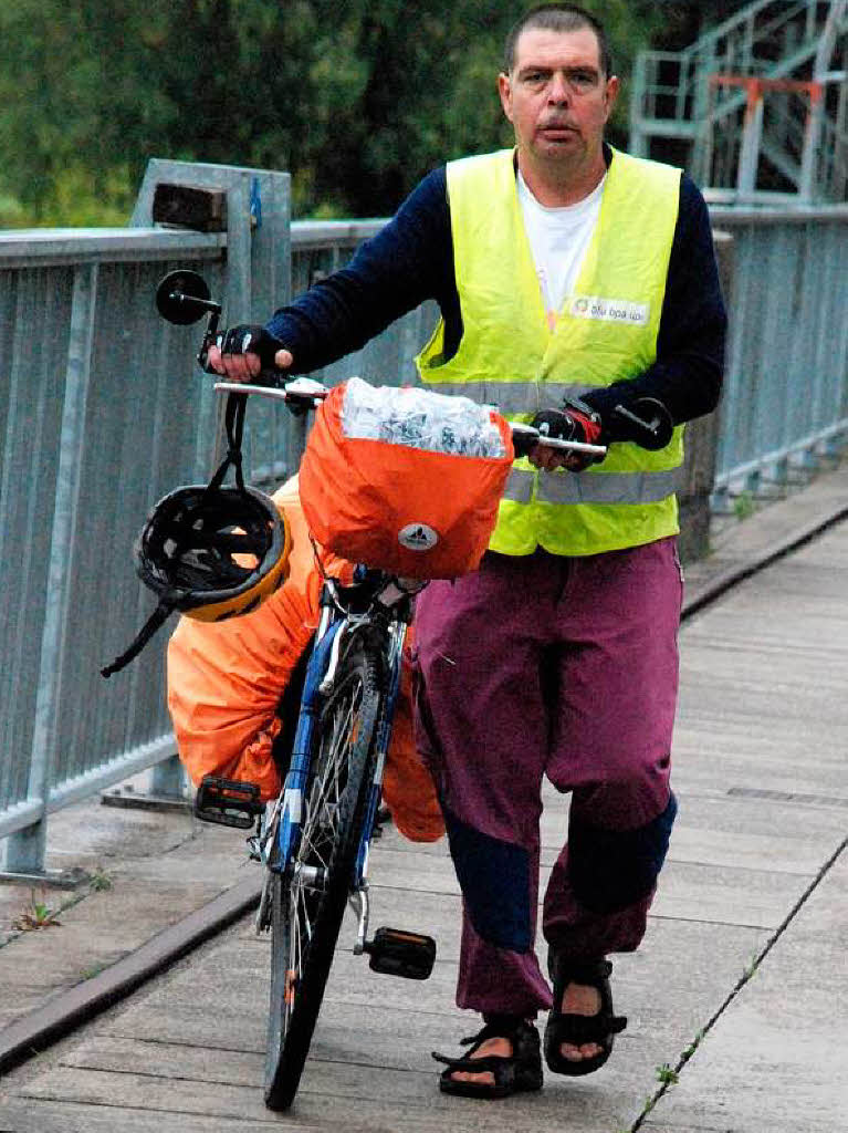 Niemand ließ sich die gute Laune vom Wetter verderben. Fröhliche Radfahrer traf man auf der Strecke und bei den Festen. Niemand ließ sich die gute Laune vom Wetter verderben. Fröhliche Radfahrer traf man auf der Strecke und bei den Festen.