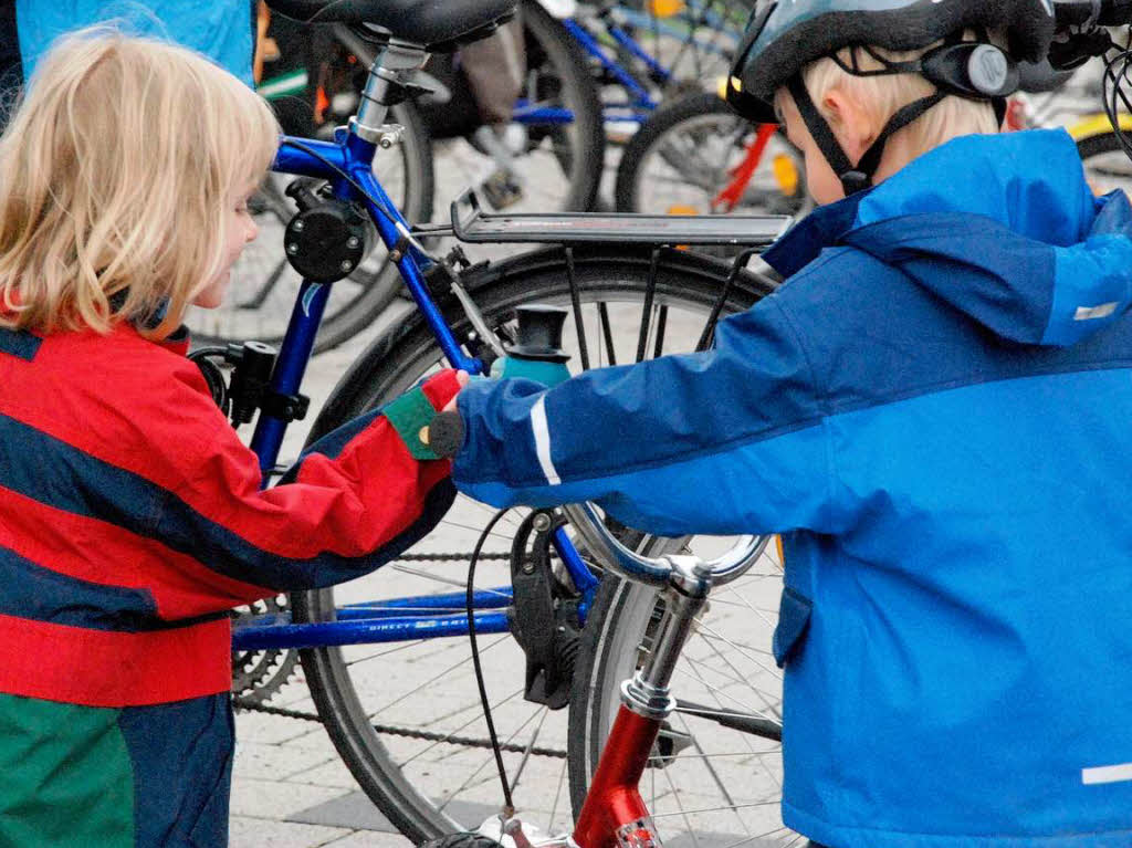 Niemand ließ sich die gute Laune vom Wetter verderben. Fröhliche Radfahrer traf man auf der Strecke und bei den Festen. Niemand ließ sich die gute Laune vom Wetter verderben. Fröhliche Radfahrer traf man auf der Strecke und bei den Festen.
