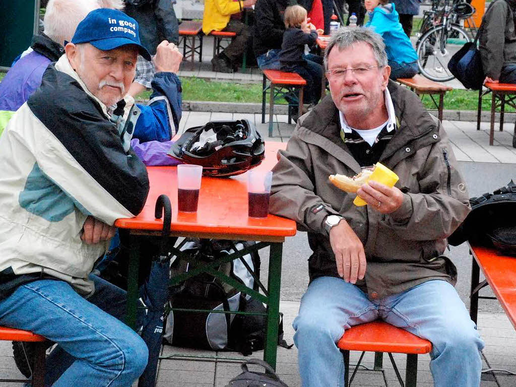 Niemand ließ sich die gute Laune vom Wetter verderben. Fröhliche Radfahrer traf man auf der Strecke und bei den Festen. Niemand ließ sich die gute Laune vom Wetter verderben. Fröhliche Radfahrer traf man auf der Strecke und bei den Festen.