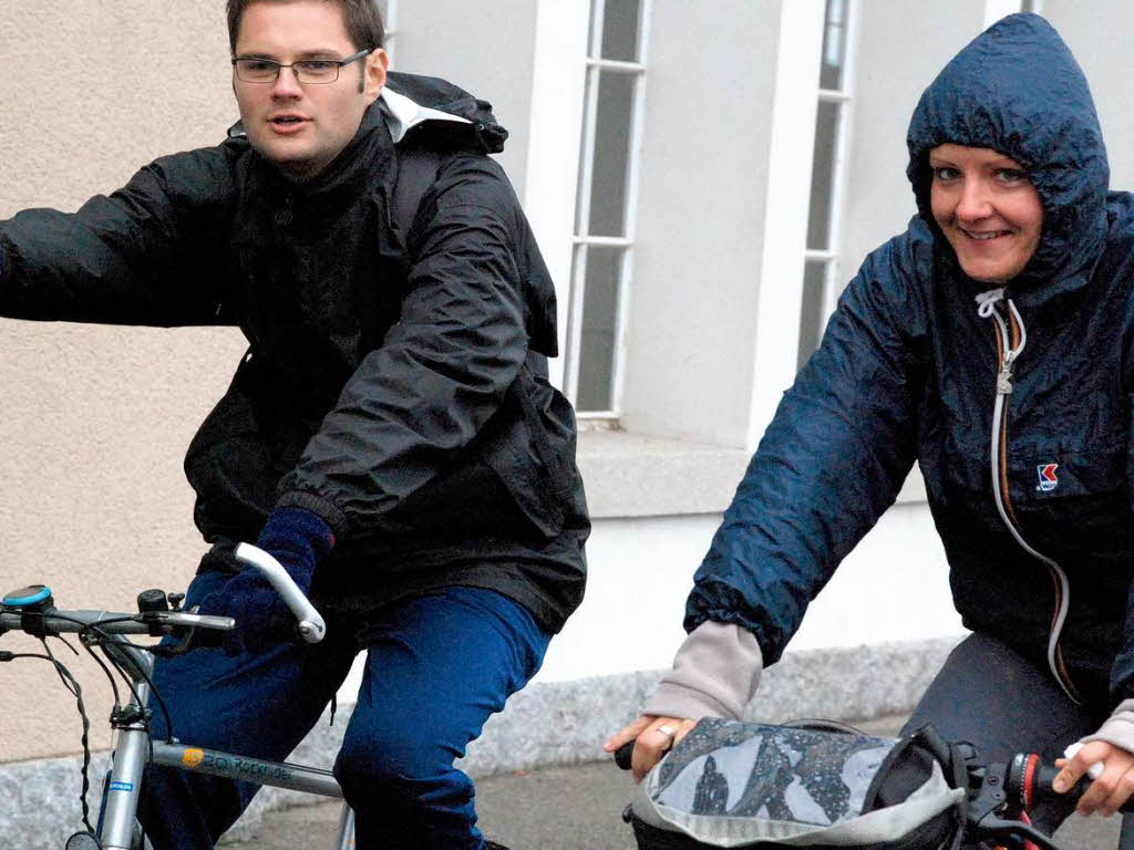 Niemand ließ sich die gute Laune vom Wetter verderben. Fröhliche Radfahrer traf man auf der Strecke und bei den Festen. Niemand ließ sich die gute Laune vom Wetter verderben. Fröhliche Radfahrer traf man auf der Strecke und bei den Festen.