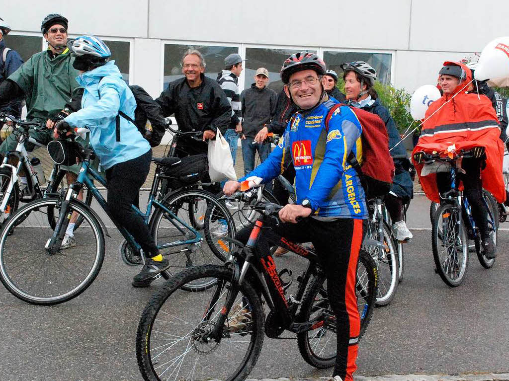 Niemand ließ sich die gute Laune vom Wetter verderben. Fröhliche Radfahrer traf man auf der Strecke und bei den Festen. Niemand ließ sich die gute Laune vom Wetter verderben. Fröhliche Radfahrer traf man auf der Strecke und bei den Festen.