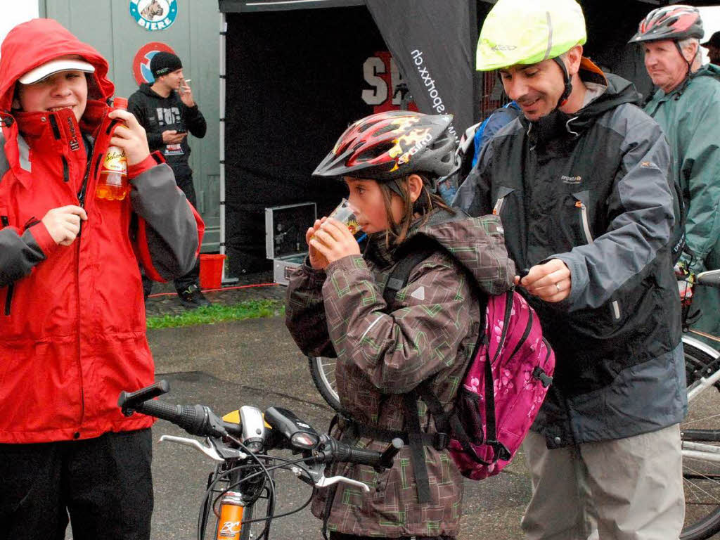 Niemand ließ sich die gute Laune vom Wetter verderben. Fröhliche Radfahrer traf man auf der Strecke und bei den Festen. Niemand ließ sich die gute Laune vom Wetter verderben. Fröhliche Radfahrer traf man auf der Strecke und bei den Festen.