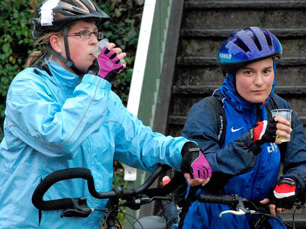 Niemand ließ sich die gute Laune vom Wetter verderben. Fröhliche Radfahrer traf man auf der Strecke und bei den Festen. Niemand ließ sich die gute Laune vom Wetter verderben. Fröhliche Radfahrer traf man auf der Strecke und bei den Festen.