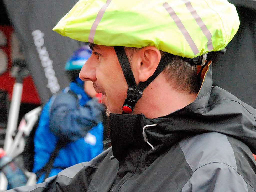 Niemand ließ sich die gute Laune vom Wetter verderben. Fröhliche Radfahrer traf man auf der Strecke und bei den Festen. Niemand ließ sich die gute Laune vom Wetter verderben. Fröhliche Radfahrer traf man auf der Strecke und bei den Festen.