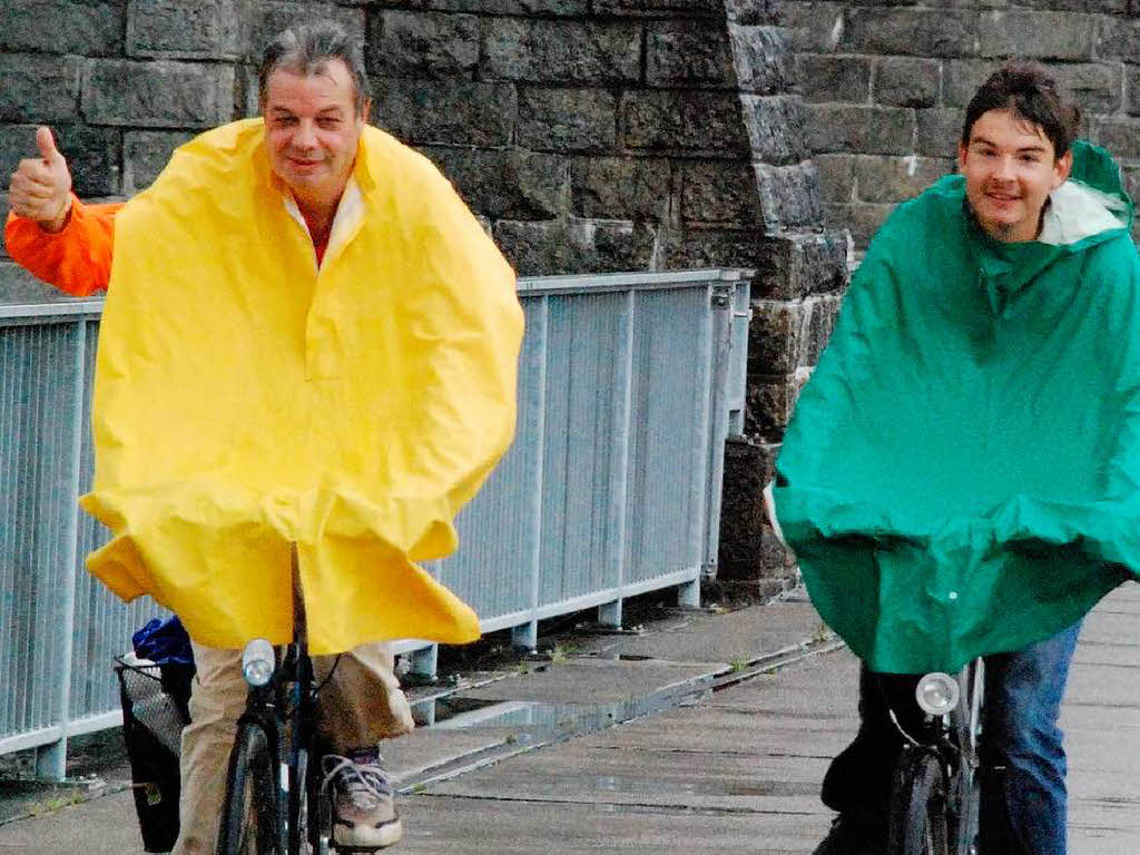 Niemand ließ sich die gute Laune vom Wetter verderben. Fröhliche Radfahrer traf man auf der Strecke und bei den Festen. Niemand ließ sich die gute Laune vom Wetter verderben. Fröhliche Radfahrer traf man auf der Strecke und bei den Festen.