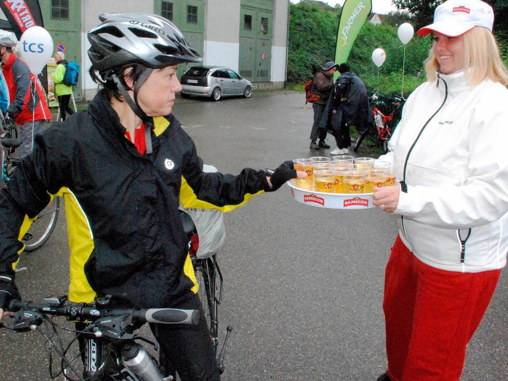 Niemand ließ sich die gute Laune vom Wetter verderben. Fröhliche Radfahrer traf man auf der Strecke und bei den Festen. Niemand ließ sich die gute Laune vom Wetter verderben. Fröhliche Radfahrer traf man auf der Strecke und bei den Festen.