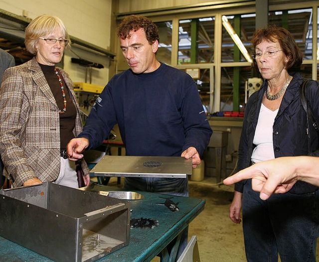 Auf Rundgang durch die  Gewerbeausstel... &#8211; hier bei Metallbau Ackermann.  | Foto: Sandra Decoux-Kone