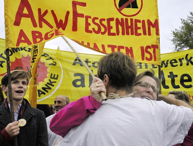 Umarmung: Deutsche und franzsische At...er auf der Rheinbrcke bei Neuenburg.   | Foto: Volker Mnch