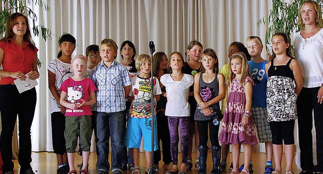 Die Hortkinder sangen zum Jubilum bei...lischen Kirchengemeinde St. Bernhard.   | Foto: fotos: edgar steinfelder