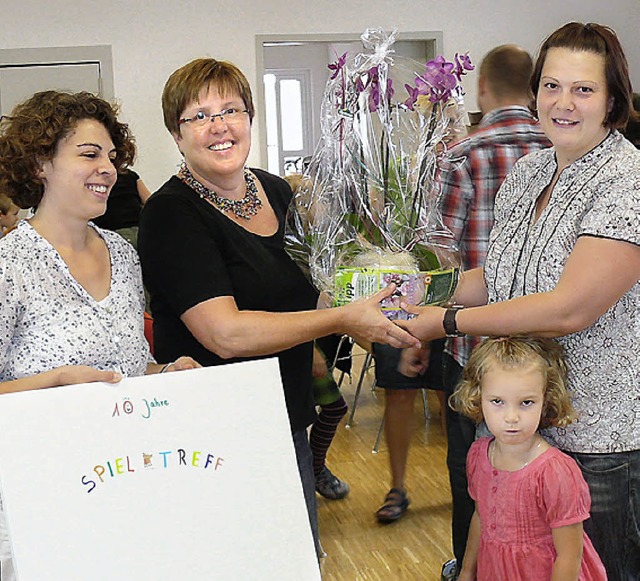 Ute Zachmann (links) und Karin Ruder (...bedankten sich bei Claudia Mllinger.   | Foto: Alfred Arbandt