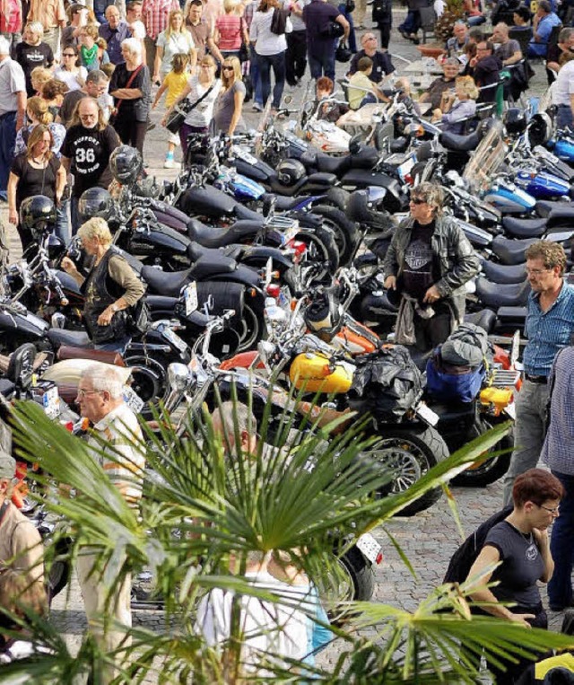 Viel bestaunt: Motorrder auf dem Mnsterplatz   | Foto: Hildegard Siebold