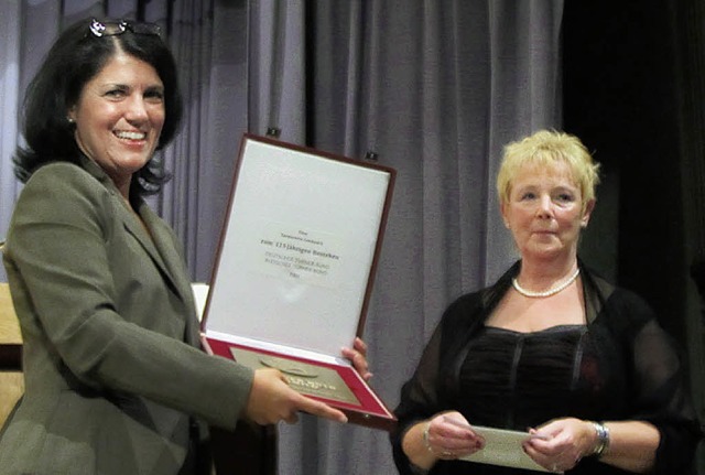 Manuela Gemsa (links) berreicht das Walter-Kolb-Schild an  Ellen Pertler.  | Foto: Albert Greiner