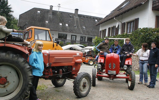 Daran haben selbst Frauen und Kinder ihr Vergngen: Oldtimer-Traktoren   | Foto: heidi fssel