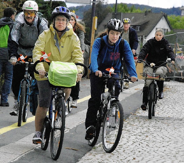 Wetterfeste Radfahrer auf der alten Rheinbrcke in Rheinfelden  | Foto: Maja Tolsdorf