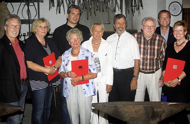 Freude bei den Geehrten (von links): G...Klaus Eberhardt und Margit Jngerkes.   | Foto: Heiner Fabry