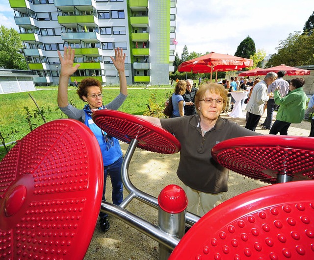 Der Parcours mit Fitnessgerten soll d...mgard Klaas (79) den Schultertrainer.   | Foto: thomas kunz