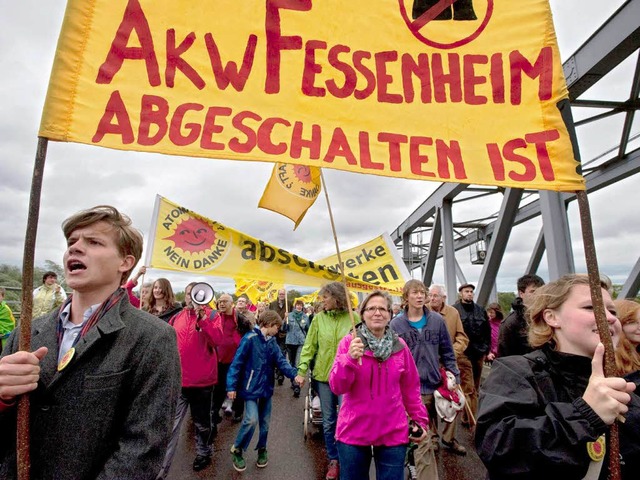 Wetterfeste Demonstranten gegen das AKW Fessenheim.  | Foto: AFP