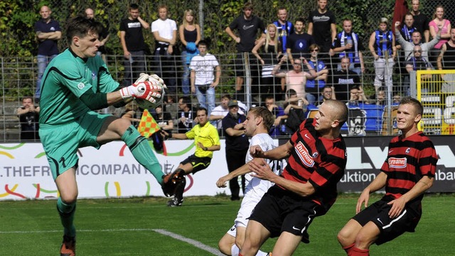 Waldhof-Torwart  Rainer Adolf klrt vo... Brandstetter, rechts Jonathan Schmid   | Foto: Keller