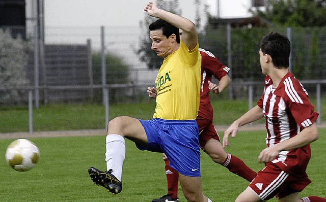 Vergeblicher Einsatz: der Hertener Torjger Frank Tufaro   | Foto: kaufhold