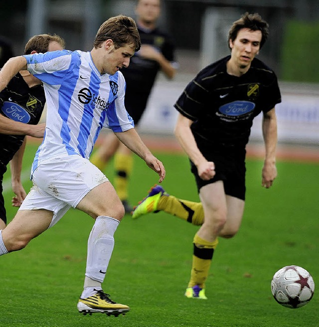 Schnell ist er ja: Simon Biesinger suc...er Hannes Andris (rechts) abzusetzen.   | Foto: meinrad schn