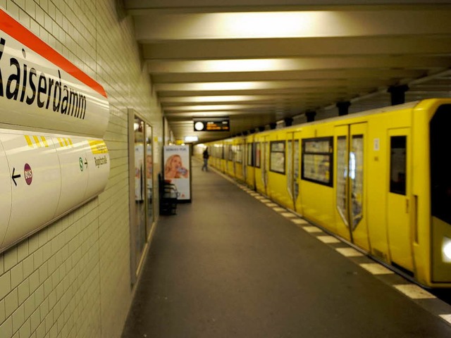 In diesem Berliner U-Bahnhof wurde der...ufhin er panisch auf die Strae lief.   | Foto: dpa