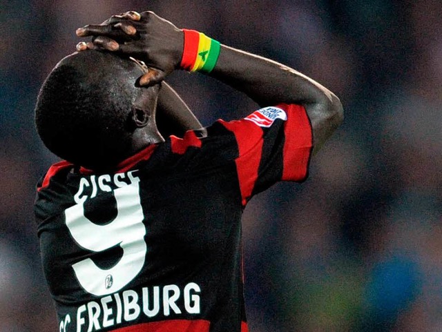 Nach dem 1:2 gegen Stuttgart sa auch ...ger Papiss Demba Ciss der Frust tief.  | Foto: dpa