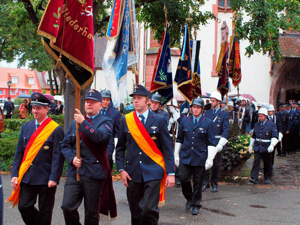 Auszug der Fahnenabordnungen aus der Stadtkirche