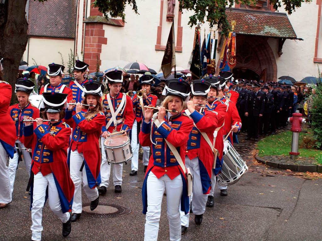 Auszug der Fahnenabordnungen aus der Stadtkirche