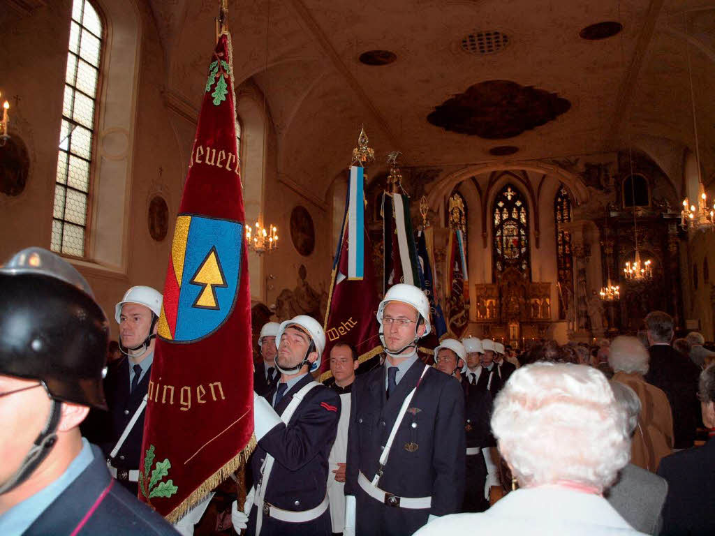 Auszug der Fahnenabordnungen aus der Stadtkirche