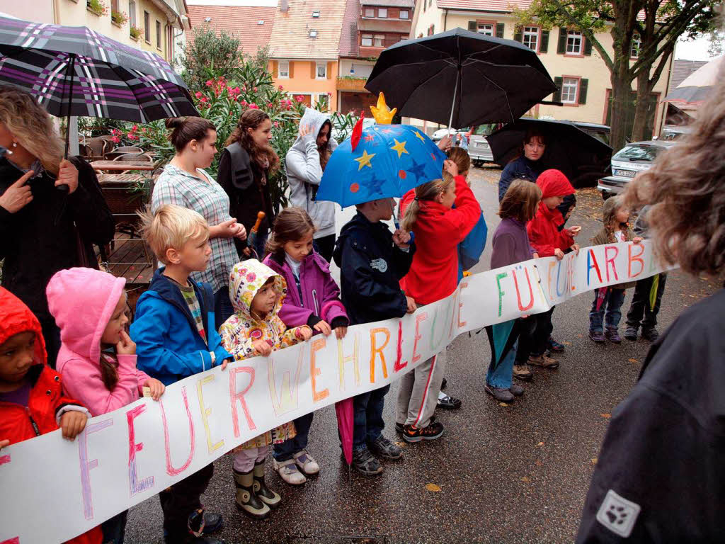 Mit einem Dankestransparent empfangen die Kinder des evangelischen  Kindergottesdienstes die Feuerwehrleute vor der Kirche.