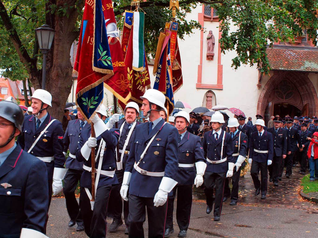 Auszug der Fahnenabordnungen aus der Stadtkirche.