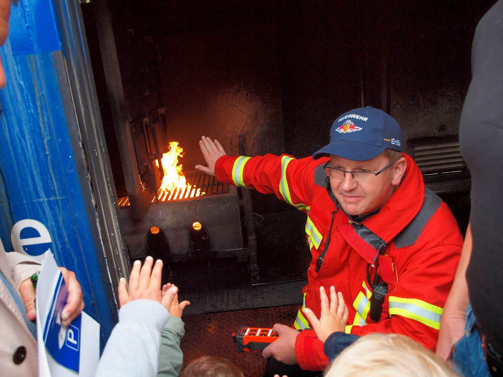 Einblicke in die Feuerwehrarbeit: Im Brandcontainer ist es hei.